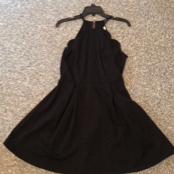 Black scallop dress - Picture 1 of 3
